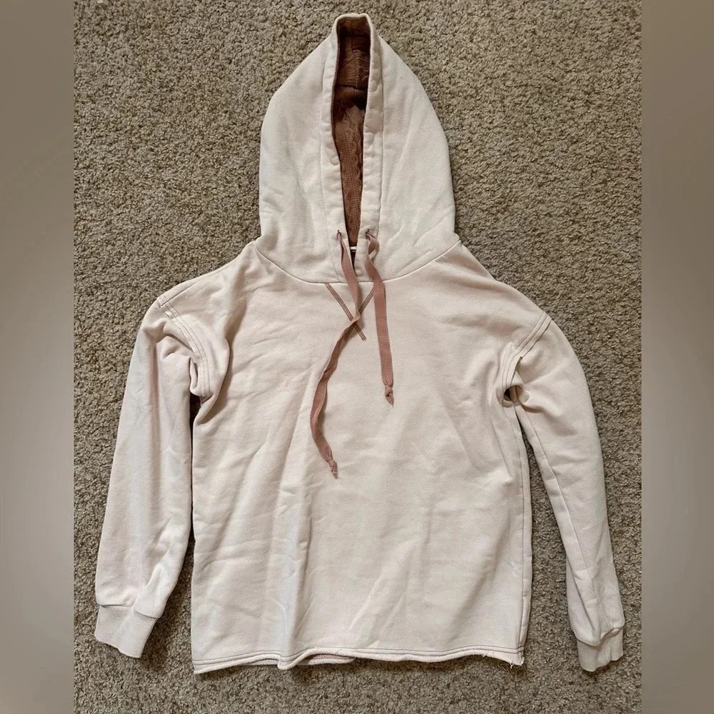Uncharted Sweatshirt‎